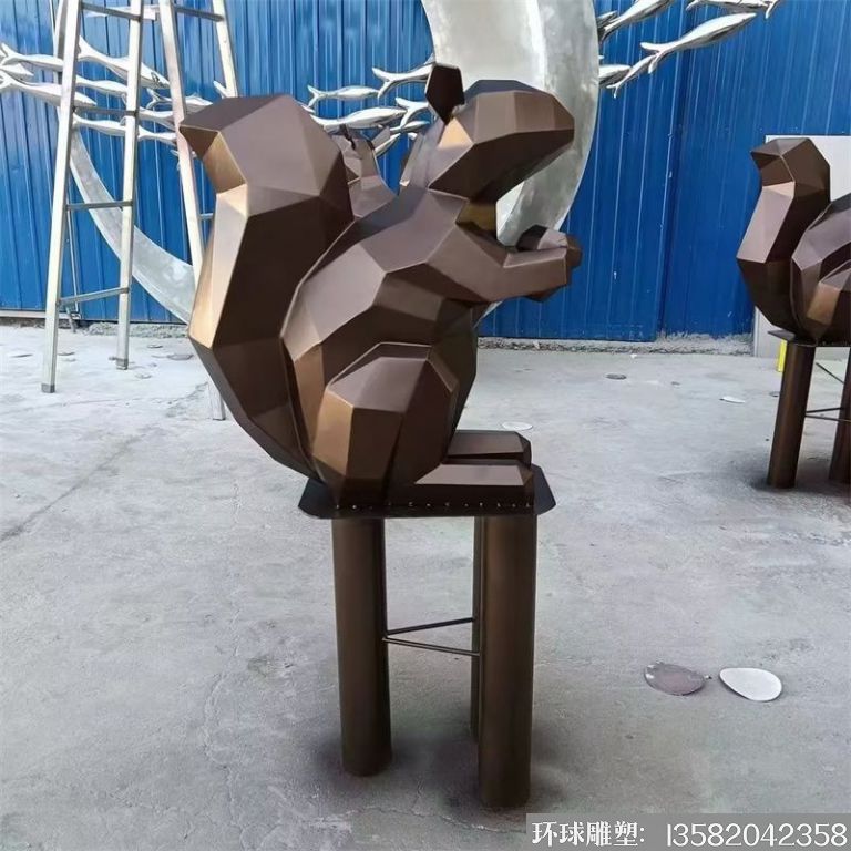 不锈钢仿铜切面松鼠雕塑，几何动物松鼠2